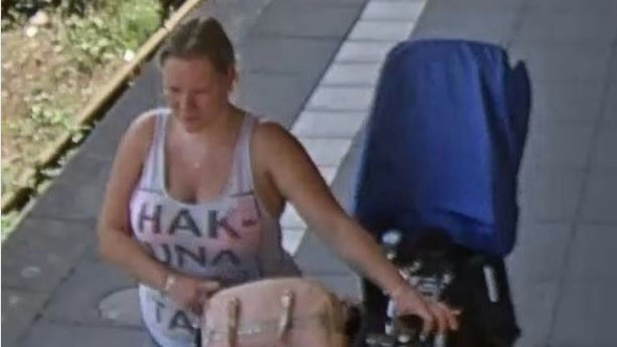 Wer kennt diese Frau? Das Foto zeigt das Opfer am Bahnhof Oranienburg kurz vor ihrem Verschwinden.