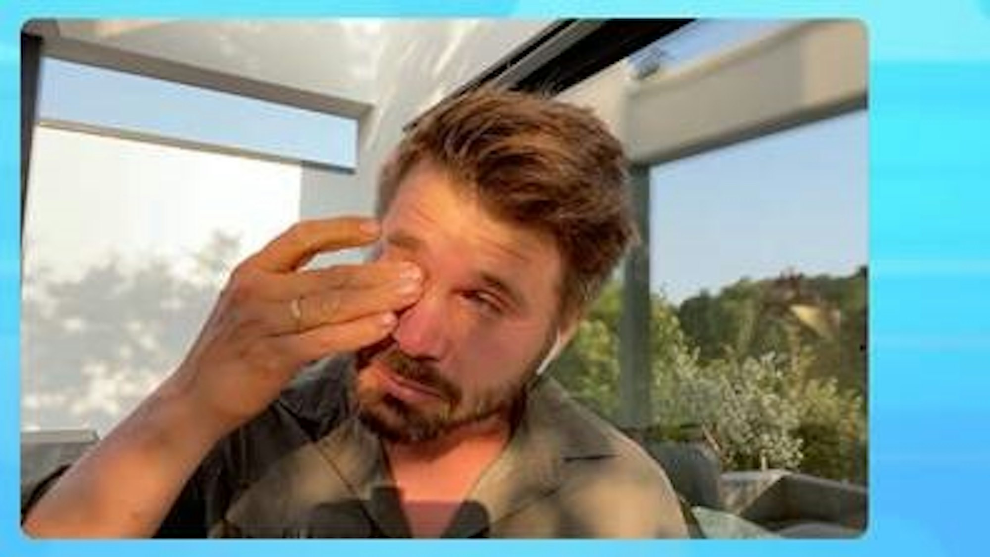 Thore Schölermann bricht beim TV-Interview in Tränen aus.