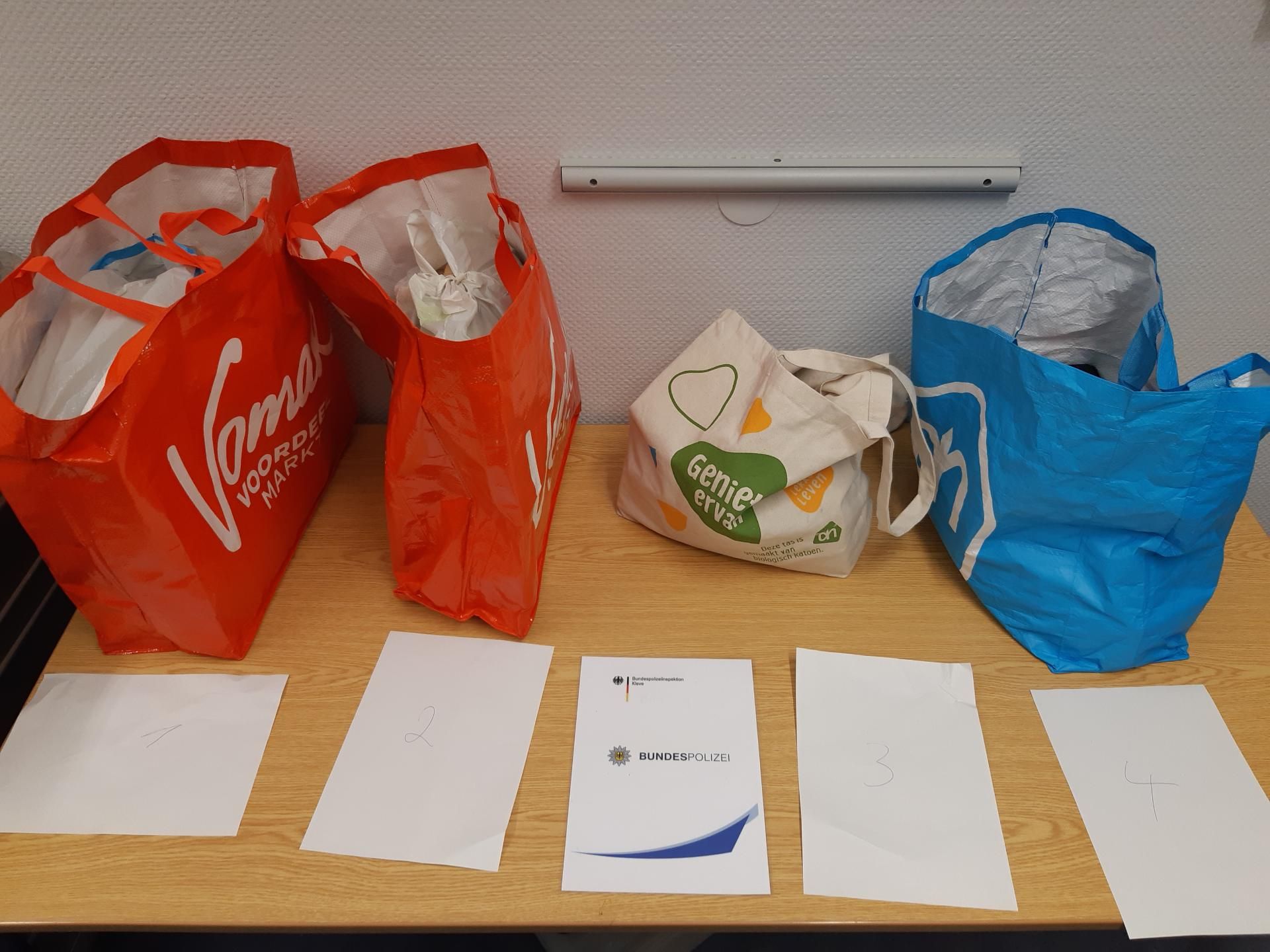 Kontrolle auf der A3 in NRW: Im Kofferraum des Wagens fanden die Polizisten Tragetaschen voller Bargeld.