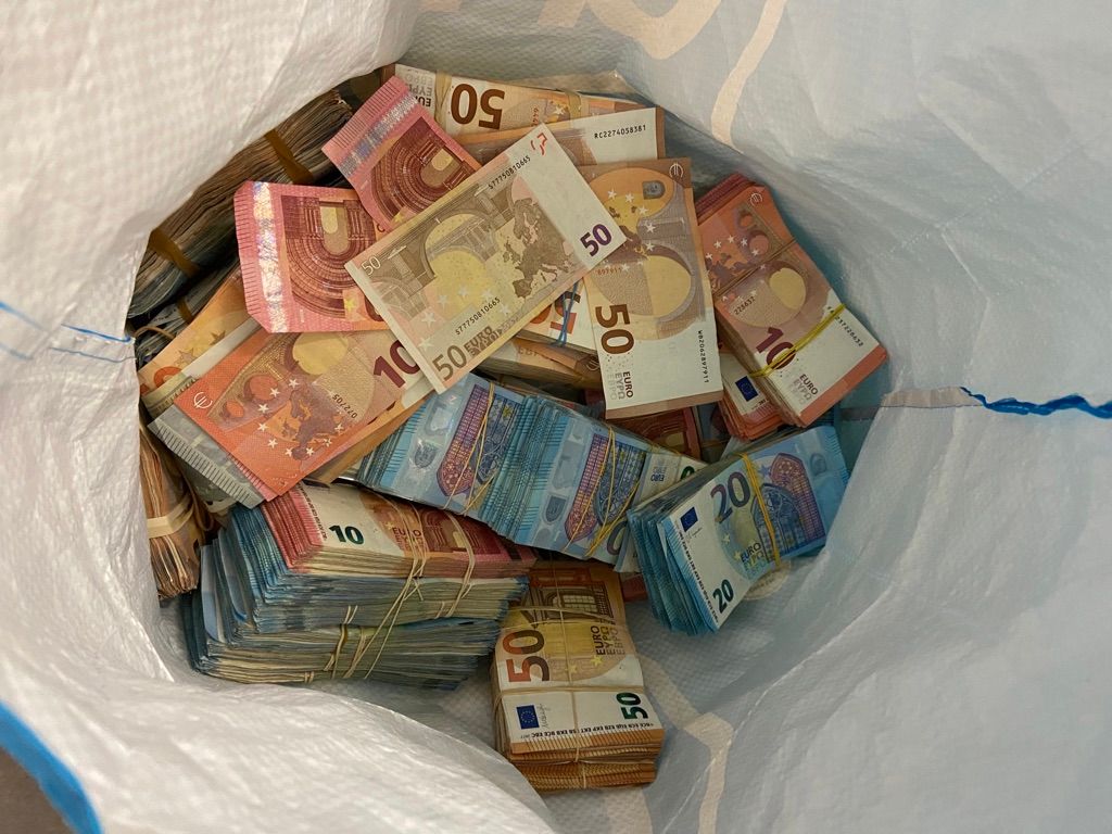 Die Polizei fand in dem Wagen jede Menge Bargeld.