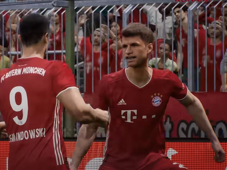 Robert Lewandowski und Thomas Müller jubeln in einer Szene des Videospiels eFootball.
