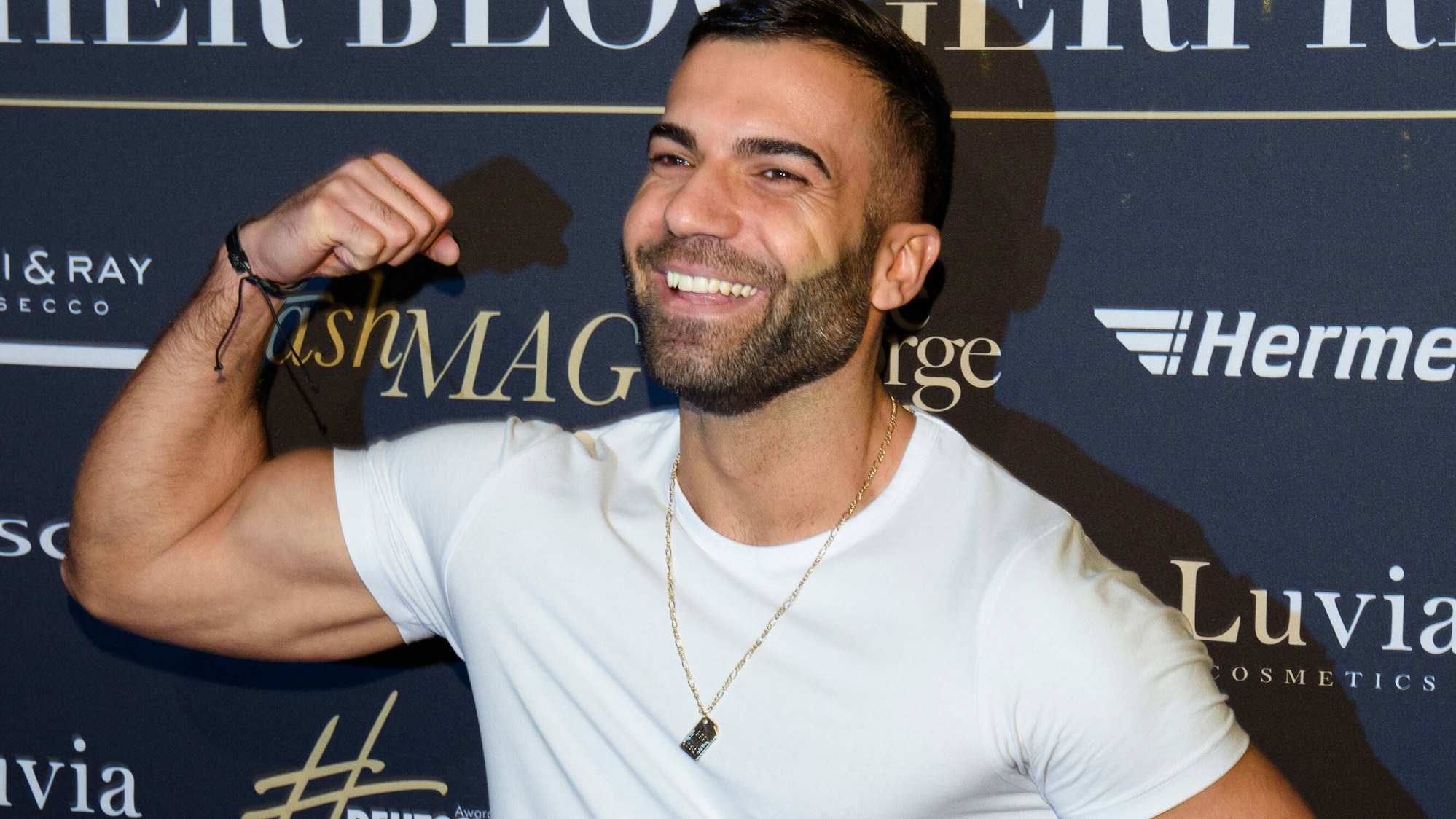 Rafi Rachek posiert auf dem roten Teppich und zeigt seine Muskeln