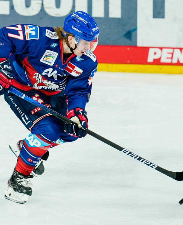 Florian Elias spielt beim Hauptrunden-Spiel der DEL zwischen den Adlern Mannheim und den Grizzlys Wolfsburg den Puk.