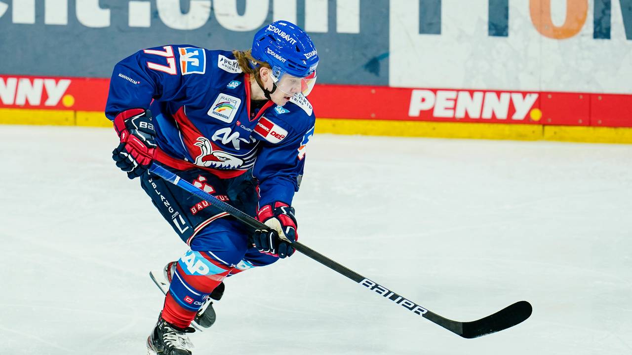 Florian Elias spielt beim Hauptrunden-Spiel der DEL zwischen den Adlern Mannheim und den Grizzlys Wolfsburg den Puk.