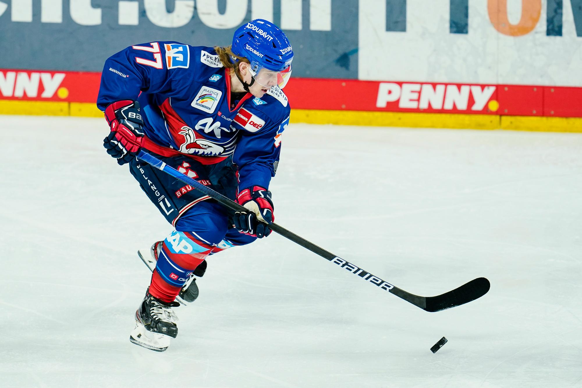 Florian Elias spielt beim Hauptrunden-Spiel der DEL zwischen den Adlern Mannheim und den Grizzlys Wolfsburg den Puk.