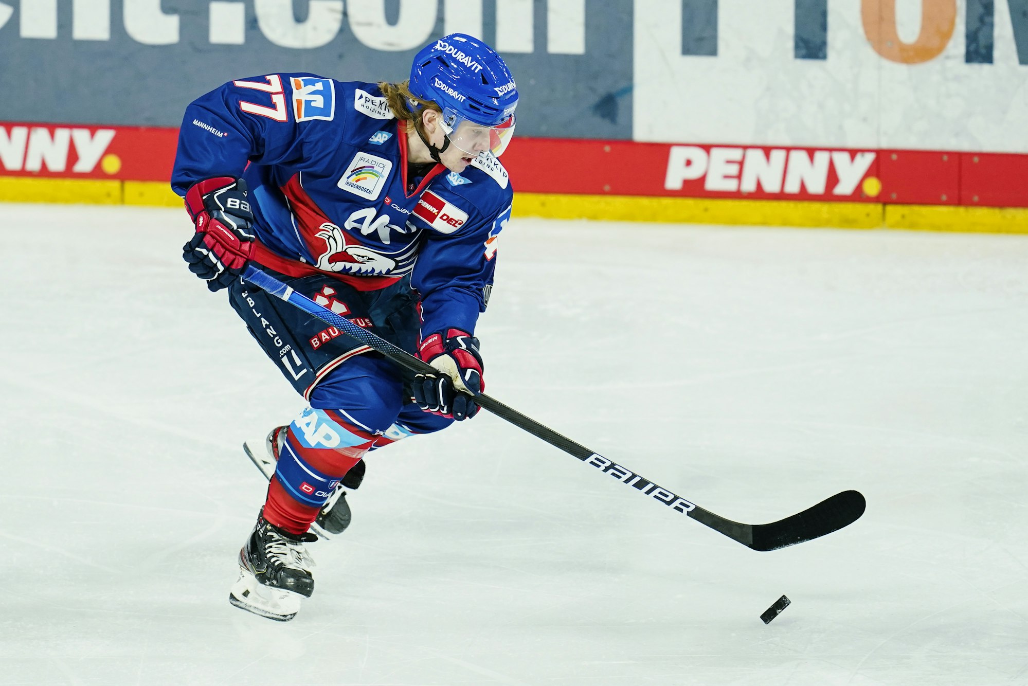 Florian Elias spielt beim Hauptrunden-Spiel der DEL zwischen den Adlern Mannheim und den Grizzlys Wolfsburg den Puk.