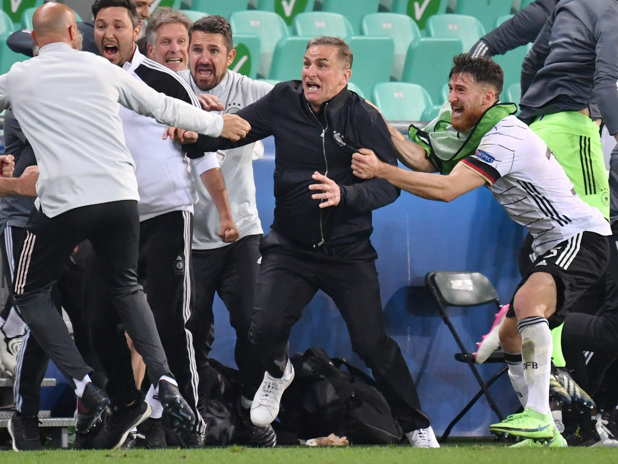 Salih Özcan und Stefan Kuntz jubeln bei der U21-Europameisterschaft.