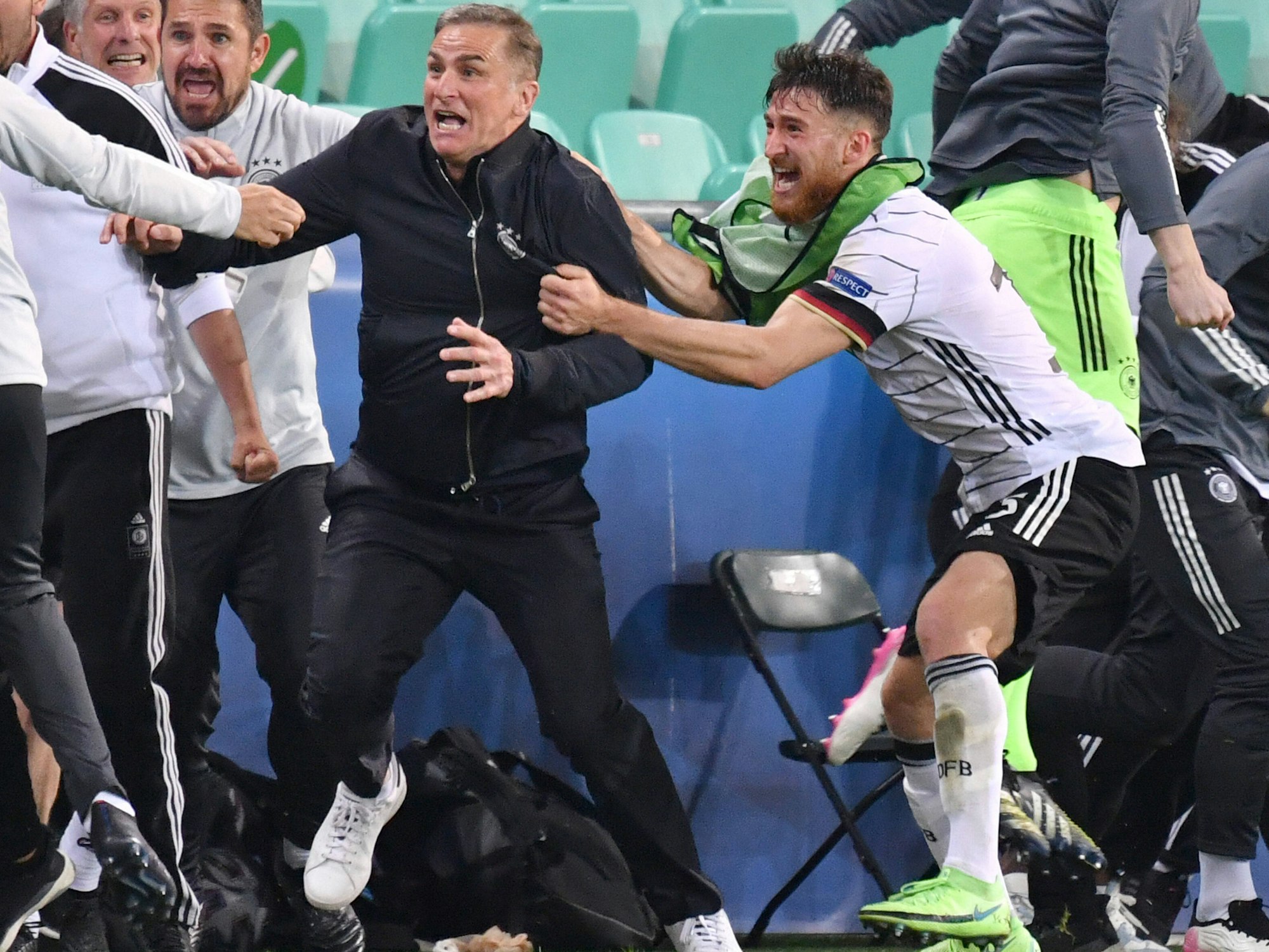 Salih Özcan und Stefan Kuntz jubeln bei der U21-Europameisterschaft.