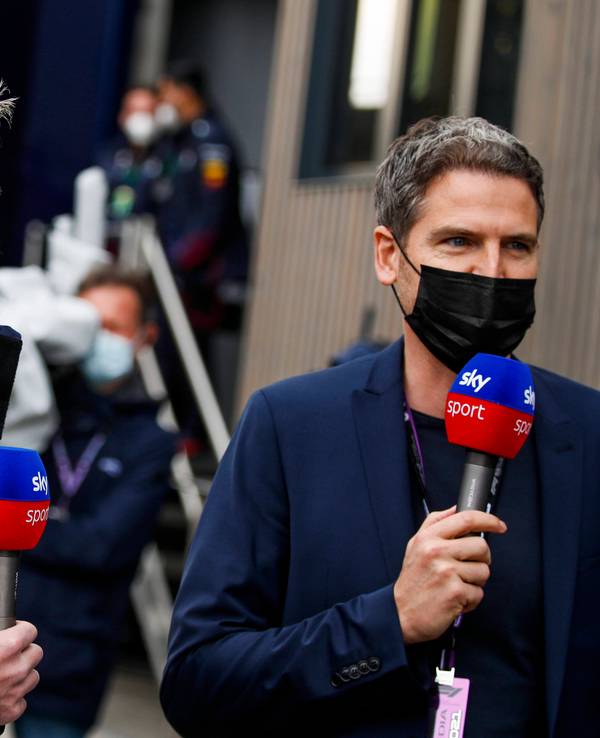 Ralf Schumacher hält in seiner TV-Schalte das Mikrofon von Sky in der Hand.
