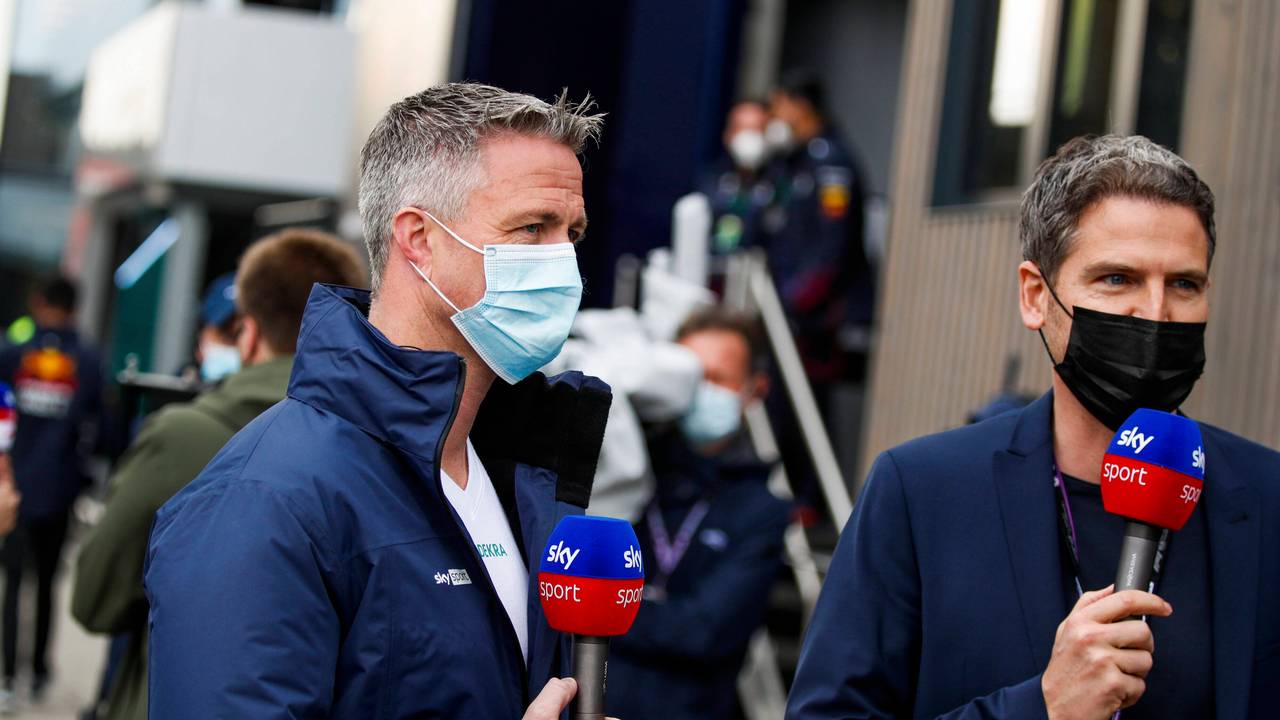 Ralf Schumacher hält in seiner TV-Schalte das Mikrofon von Sky in der Hand.