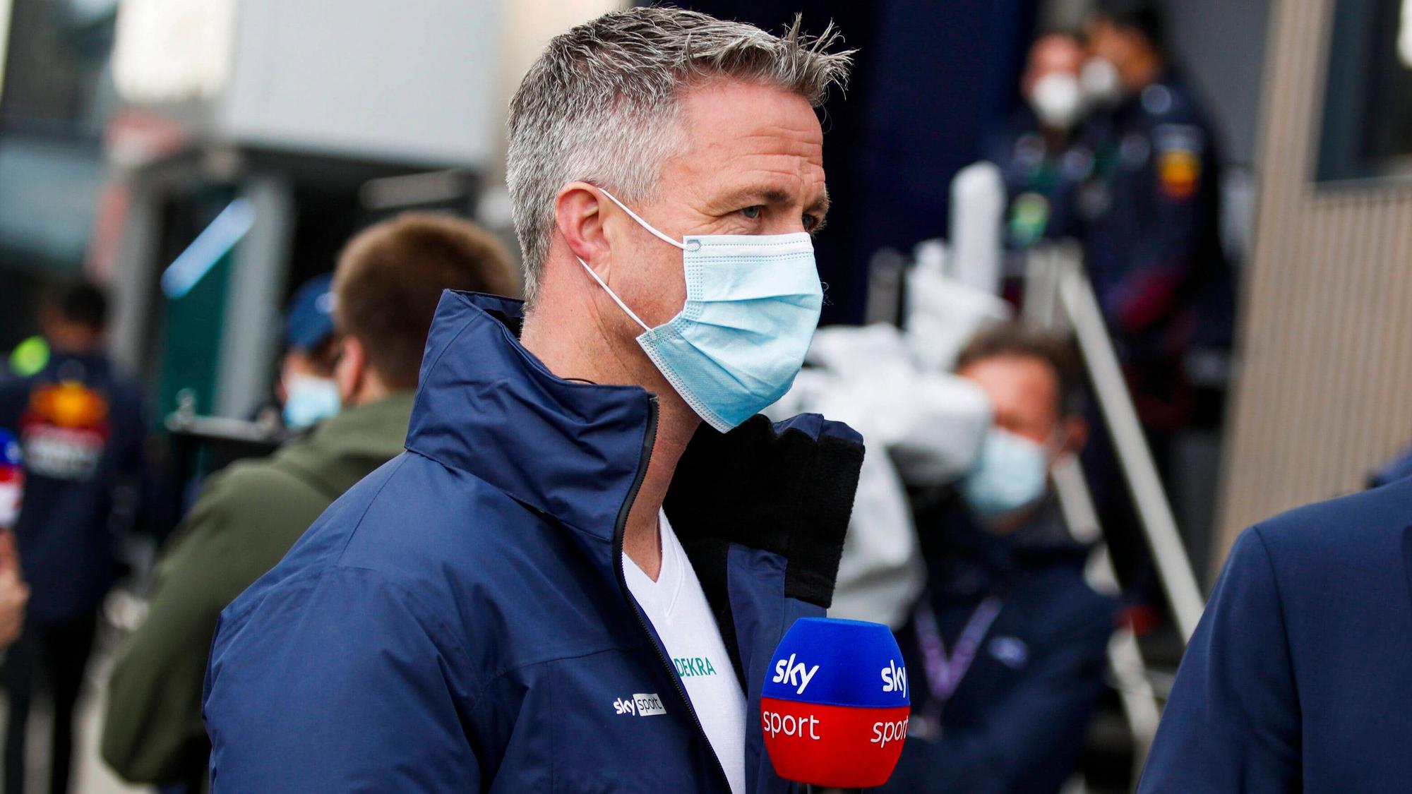 Ralf Schumacher hält bei seinem Einsatz als TV-Experte das Sky-Mikrofon.