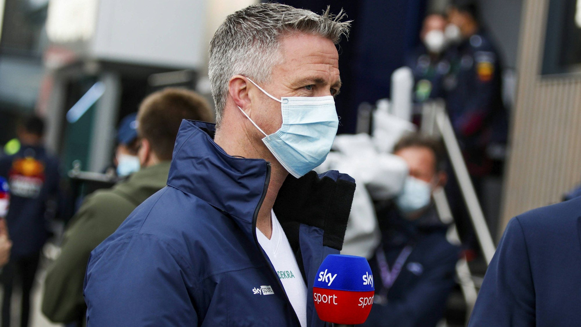 Ralf Schumacher hält bei seinem Einsatz als TV-Experte das Sky-Mikrofon.