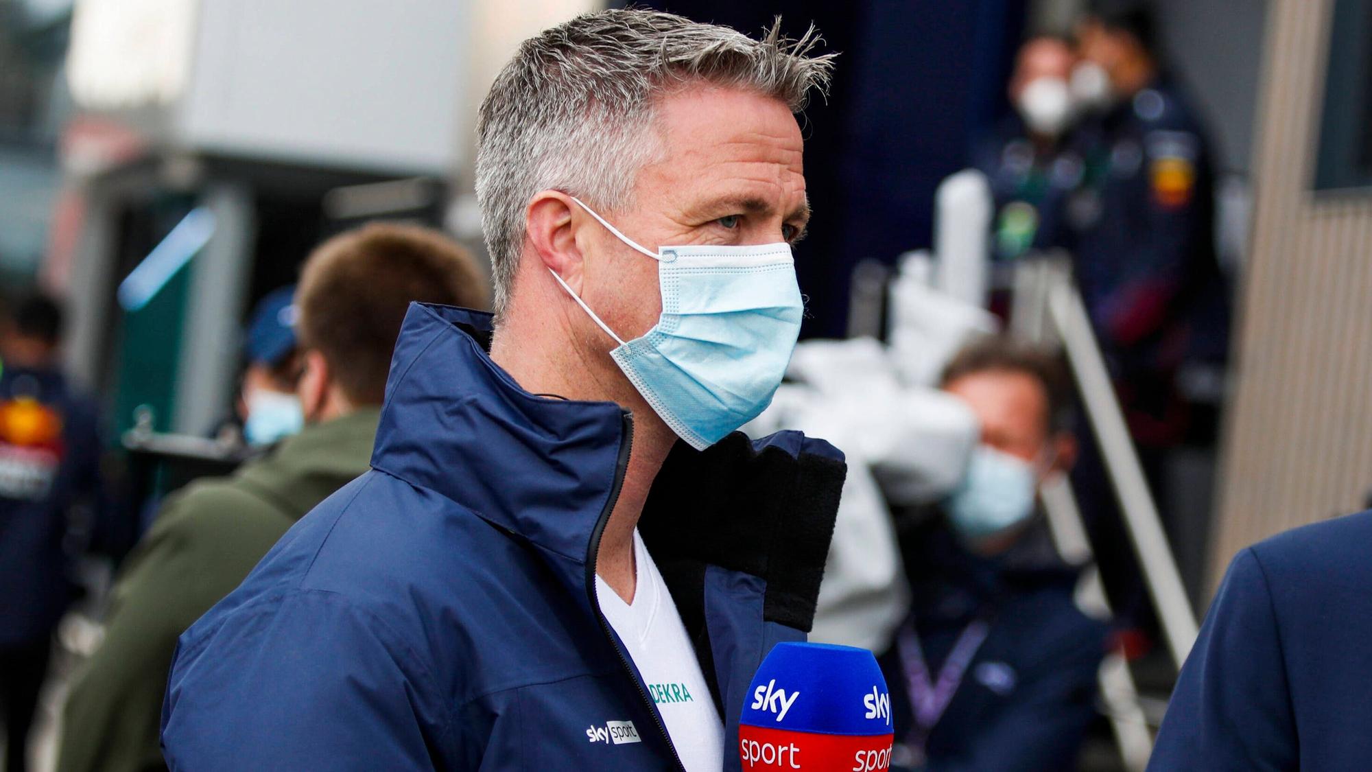 Ralf Schumacher hält in seiner TV-Schalte das Mikrofon von Sky in der Hand.