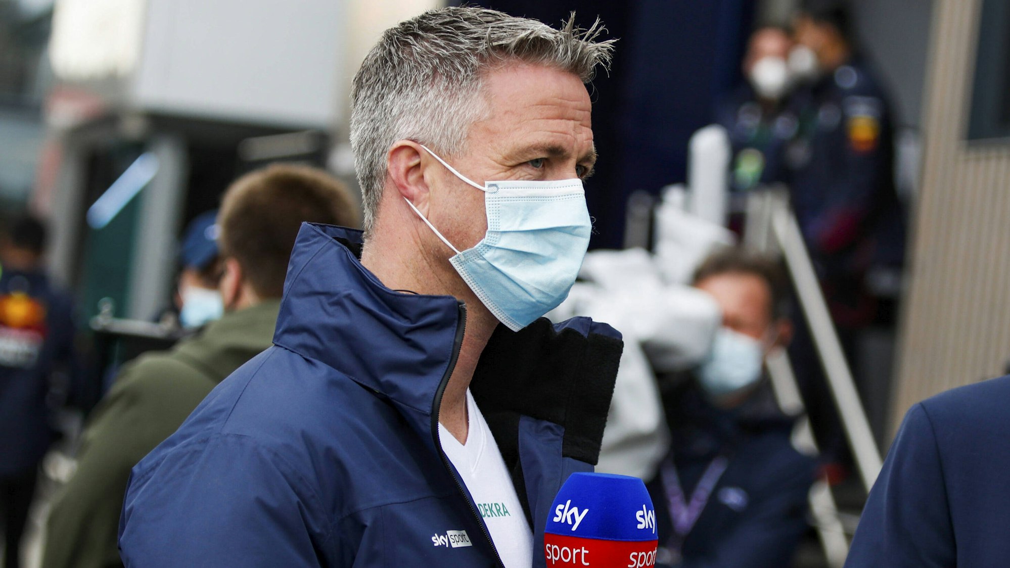 Ralf Schumacher hält in seiner TV-Schalte das Mikrofon von Sky in der Hand.