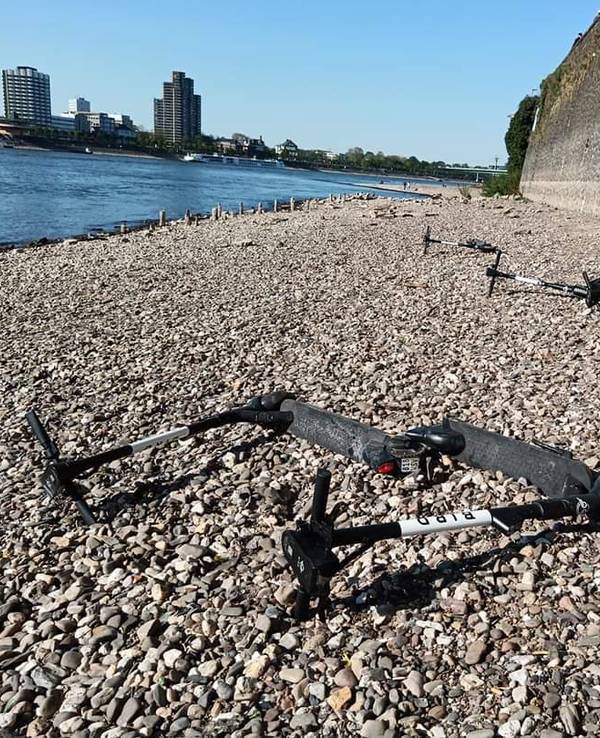 Ein E-Scooter, der im Rhein gefunden wurde, liegt am Kölner Ufer.