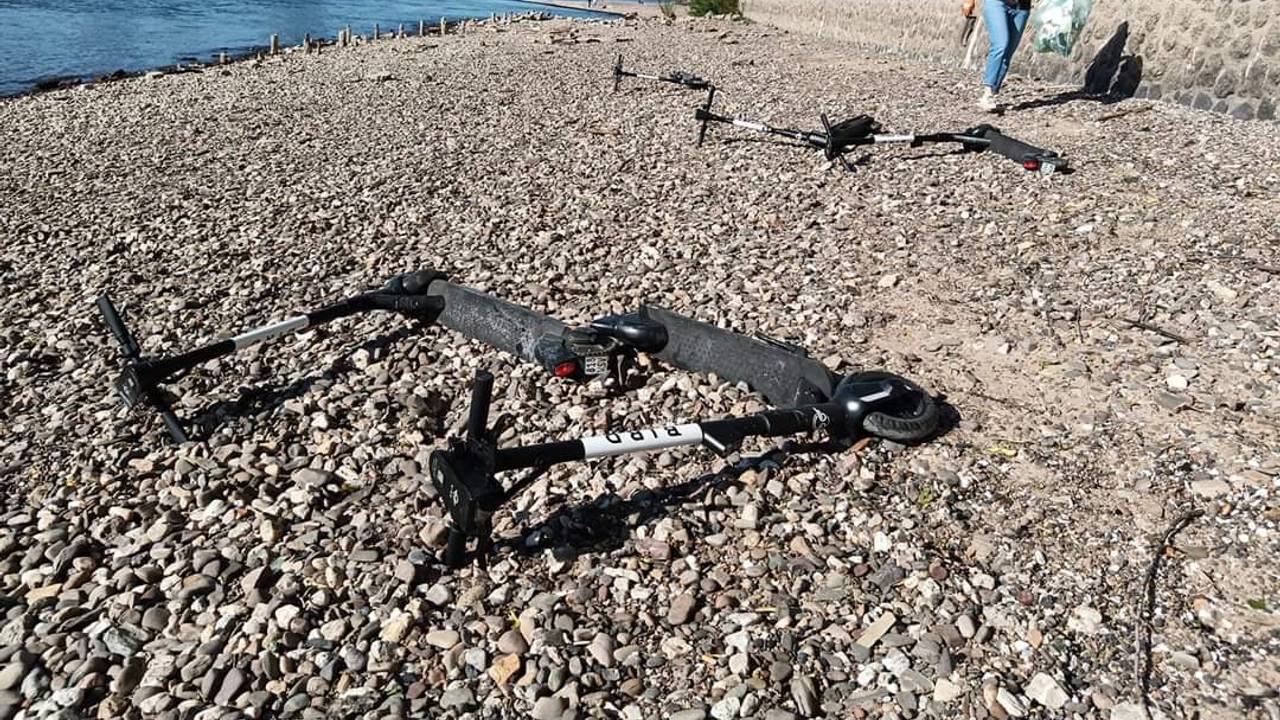 Ein E-Scooter, der im Rhein gefunden wurde, liegt am Kölner Ufer.