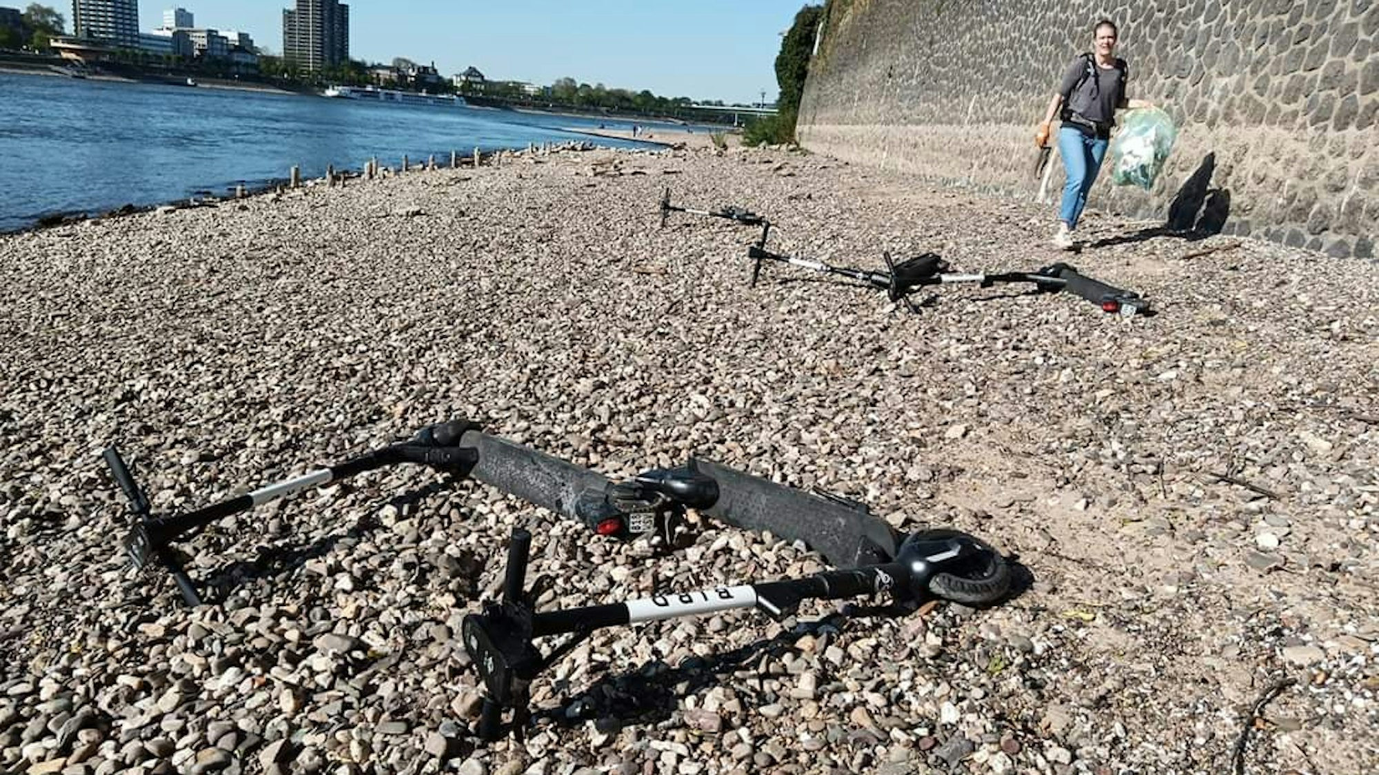 Ein E-Scooter, der im Rhein gefunden wurde, liegt am Kölner Ufer.