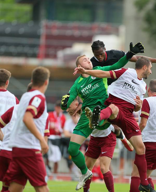 Kingsley Ehizibue vom 1. FC Köln köpft den Ball aufs Tor