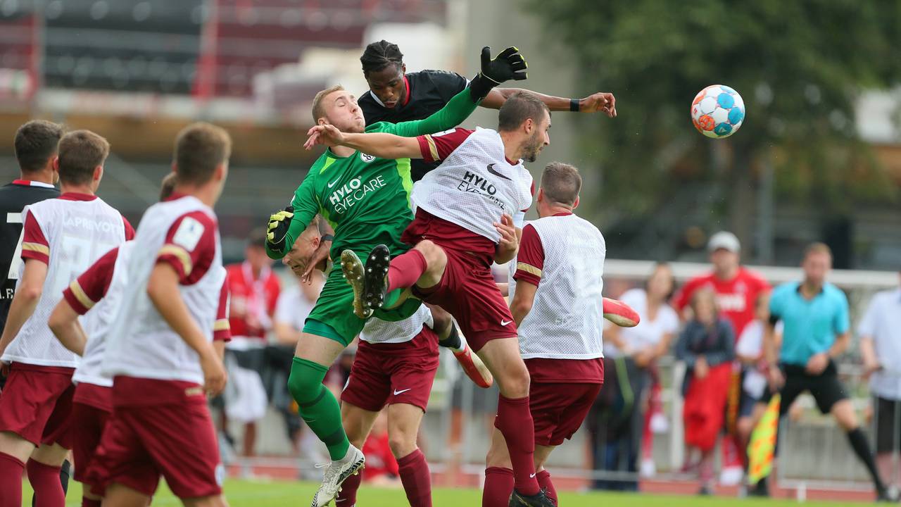 Kingsley Ehizibue vom 1. FC Köln köpft den Ball aufs Tor
