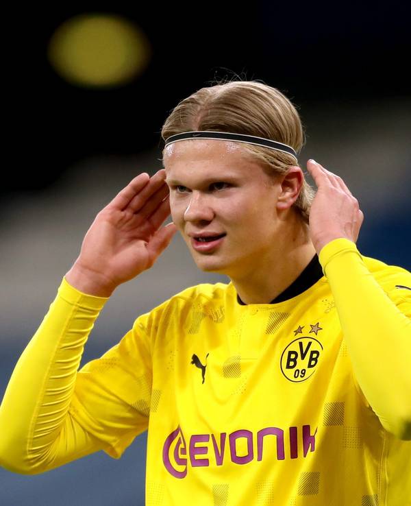 Erling Haaland richtet sein Haarband im Spiel gegen Manchester City