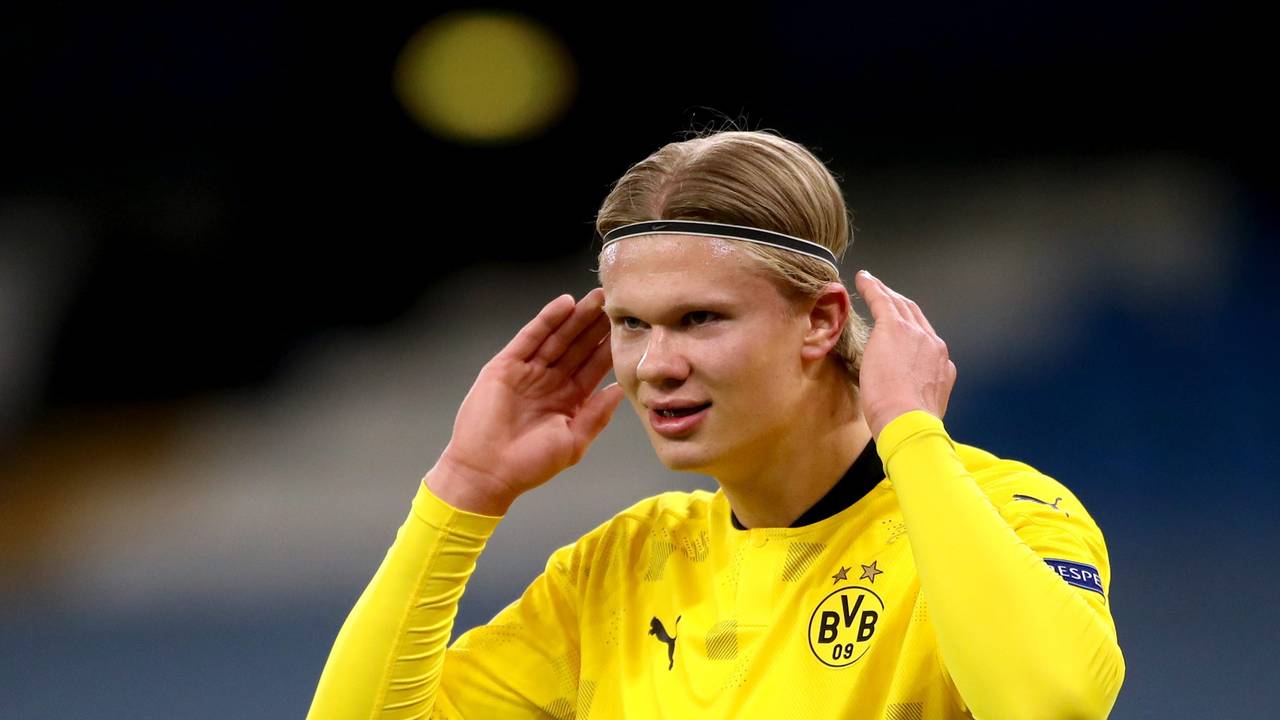 Erling Haaland richtet sein Haarband im Spiel gegen Manchester City