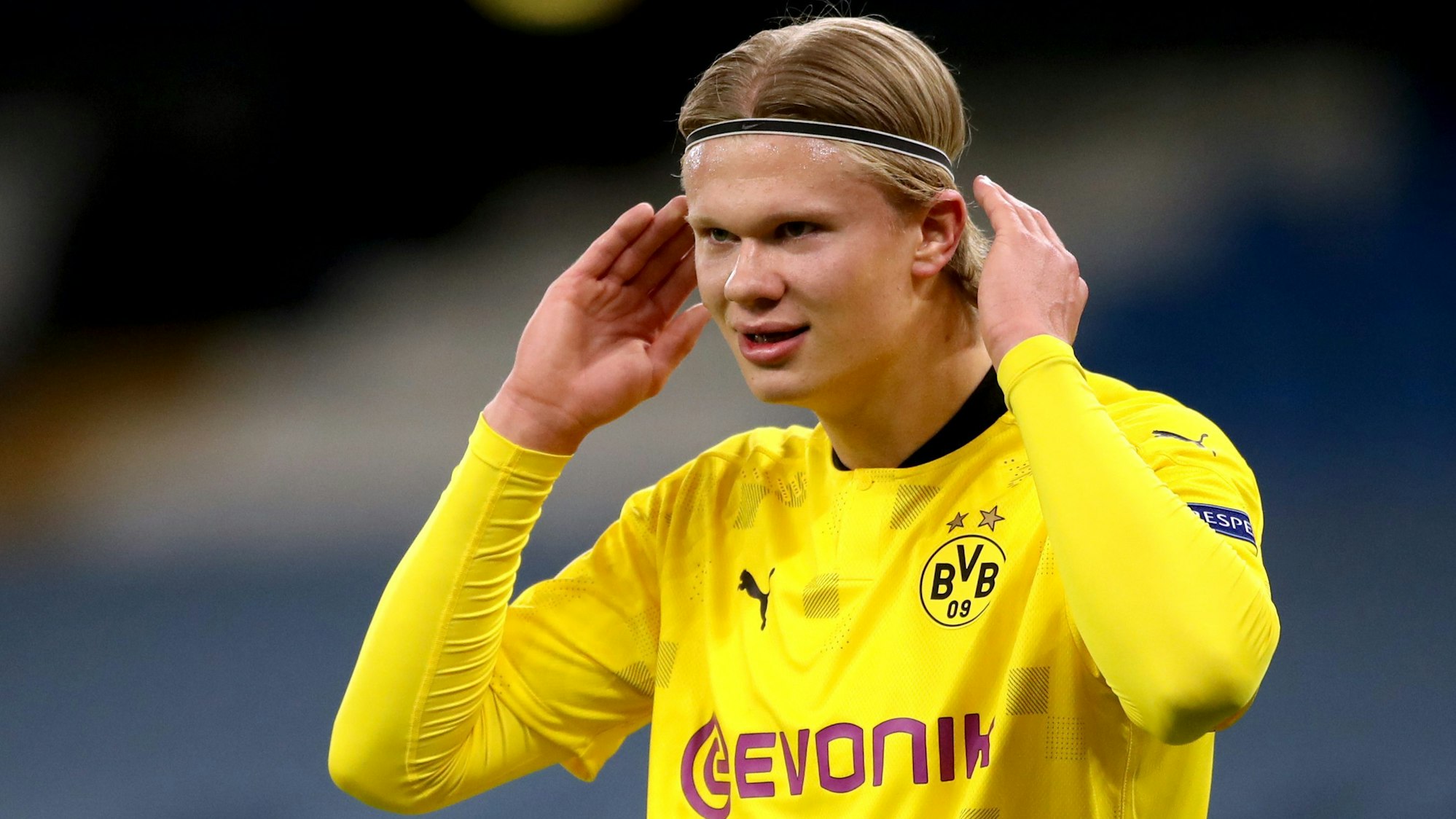 Erling Haaland richtet sein Haarband im Spiel gegen Manchester City