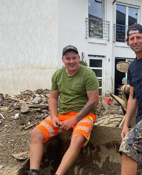 Ex-BVB-Keeper Roman Weidenfeller vor einem Bagger im Landkreis Ahrweiler