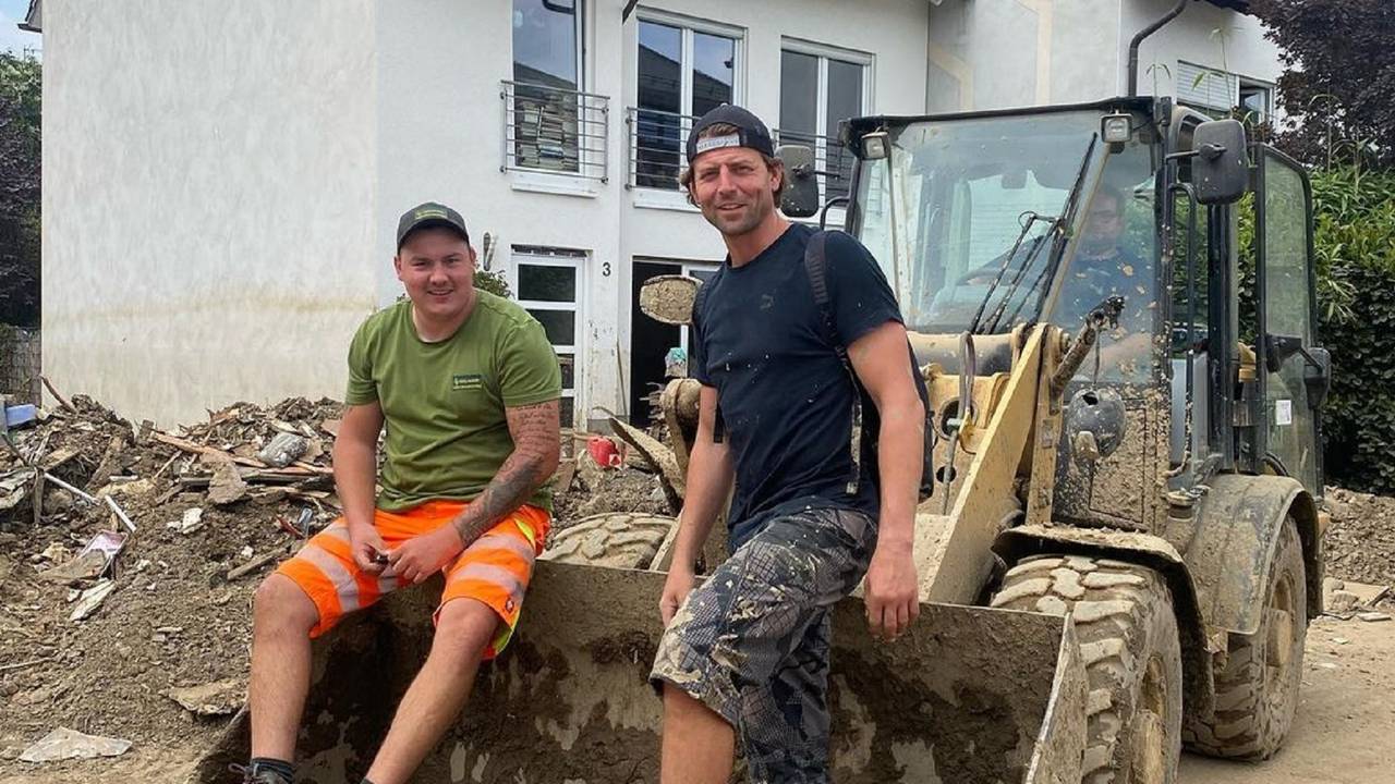 Ex-BVB-Keeper Roman Weidenfeller vor einem Bagger im Landkreis Ahrweiler