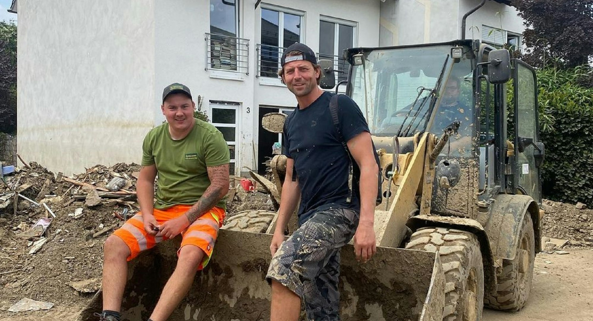 Ex-BVB-Keeper Roman Weidenfeller vor einem Bagger im Landkreis Ahrweiler