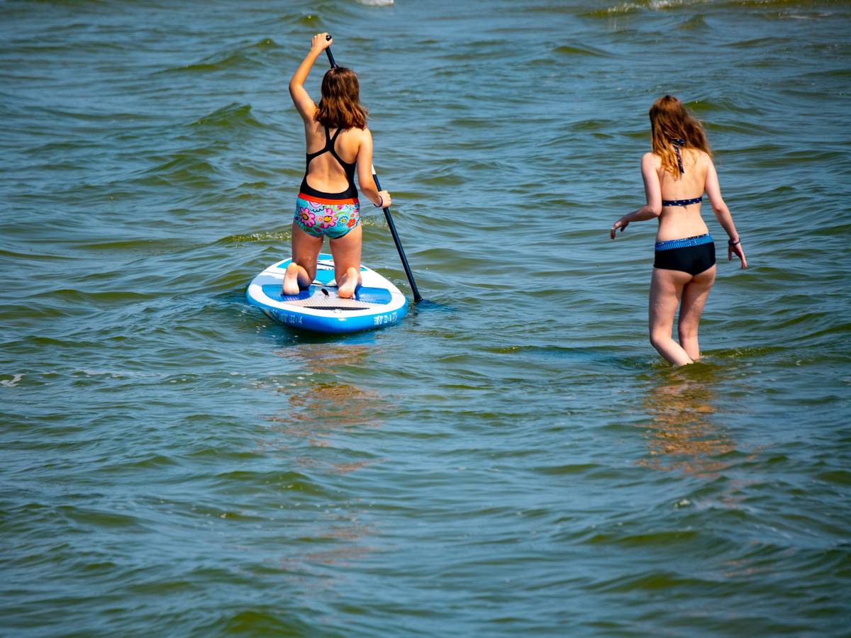 Zwei junge Frauen kühlen sich am 22.07.2021 im Seebad Lubmin in der Ostsee ab.