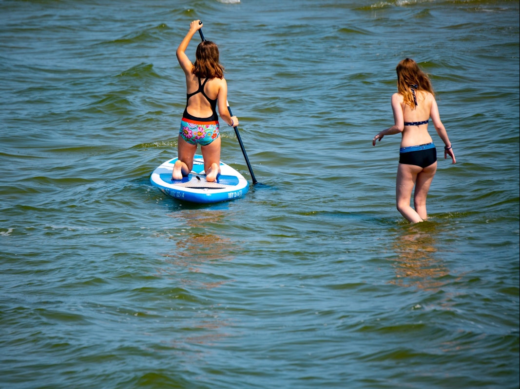Zwei junge Frauen kühlen sich am 22.07.2021 im Seebad Lubmin in der Ostsee ab.