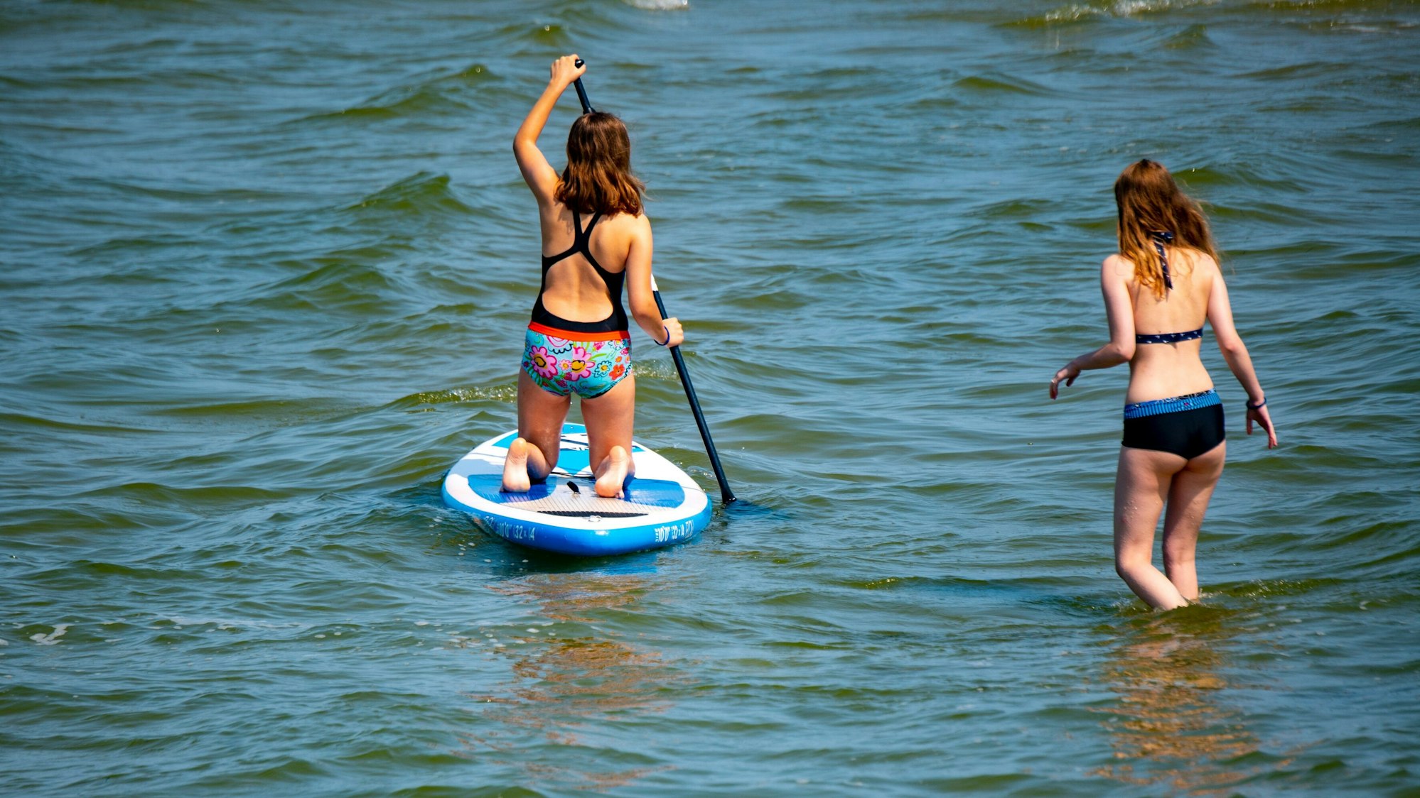 Zwei junge Frauen kühlen sich am 22.07.2021 im Seebad Lubmin in der Ostsee ab.