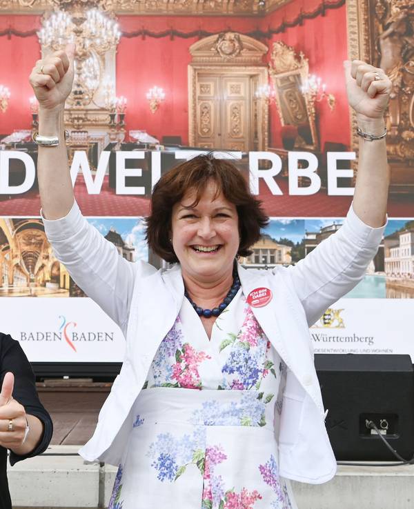 Margret Mergen (r, CDU), Oberbürgermeisterin von Baden-Baden, und Nicole Razavi (CDU), baden-württembergische Ministerin für Landesentwicklung bei einem Public Viewing zur Entscheidung des Unesco-Welterbekomitees.