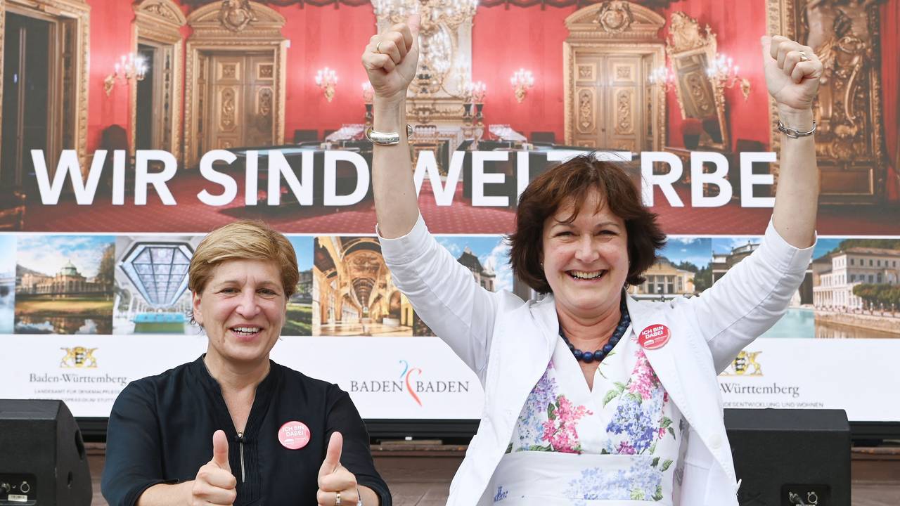 Margret Mergen (r, CDU), Oberbürgermeisterin von Baden-Baden, und Nicole Razavi (CDU), baden-württembergische Ministerin für Landesentwicklung bei einem Public Viewing zur Entscheidung des Unesco-Welterbekomitees.