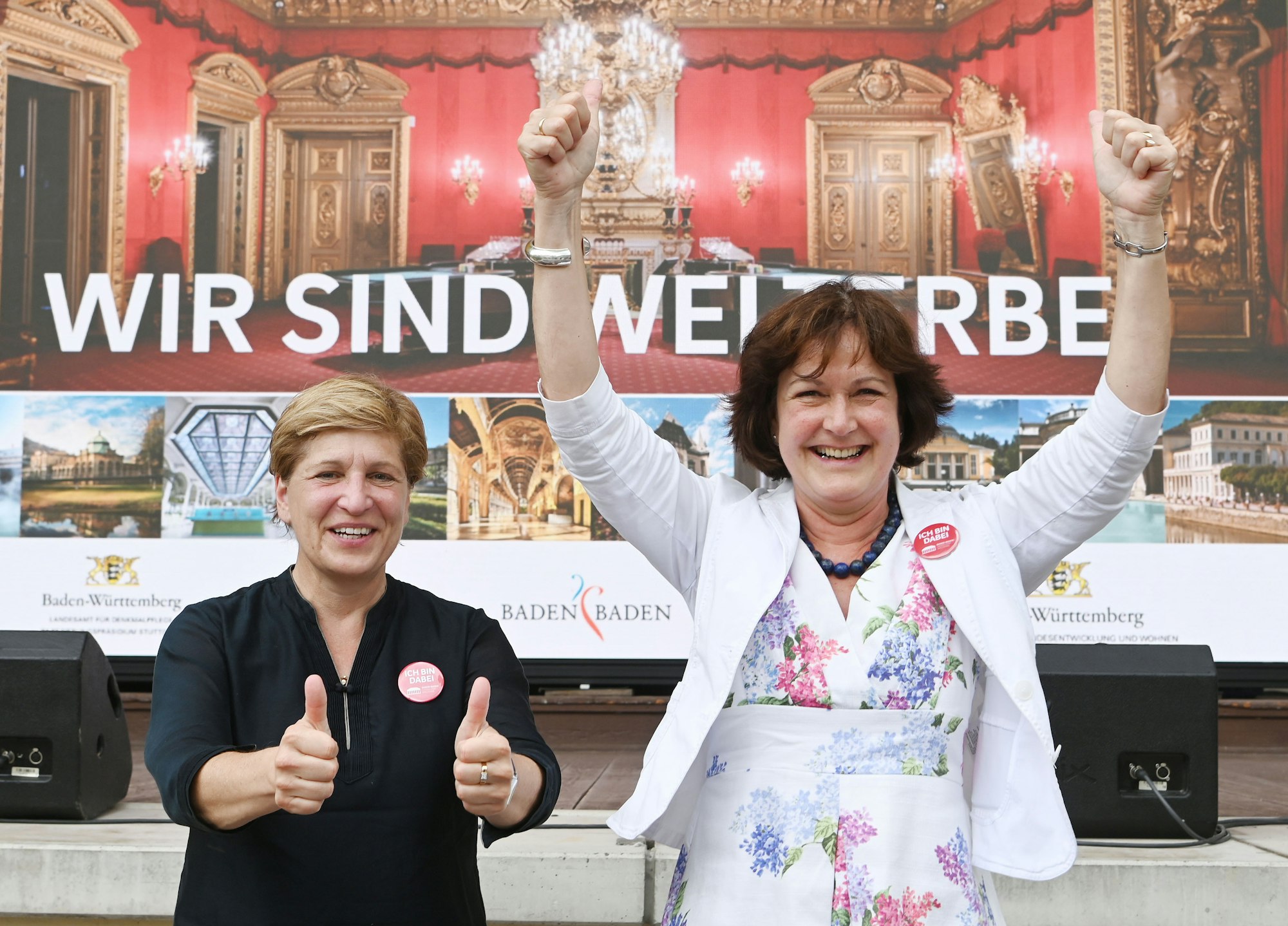 Margret Mergen (r, CDU), Oberbürgermeisterin von Baden-Baden, und Nicole Razavi (CDU), baden-württembergische Ministerin für Landesentwicklung bei einem Public Viewing zur Entscheidung des Unesco-Welterbekomitees.