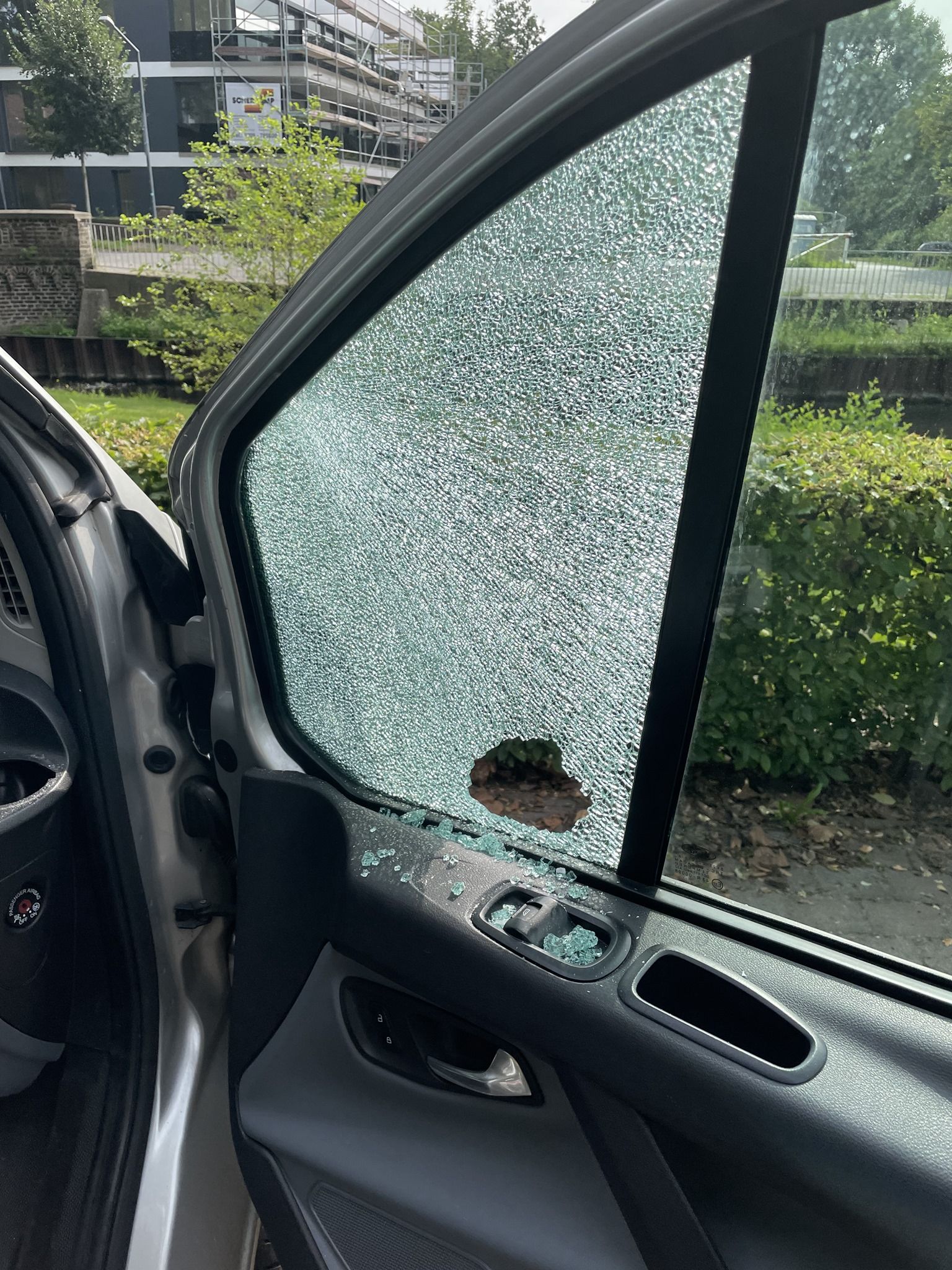 In einer Autoscheibe klafft ein Loch.