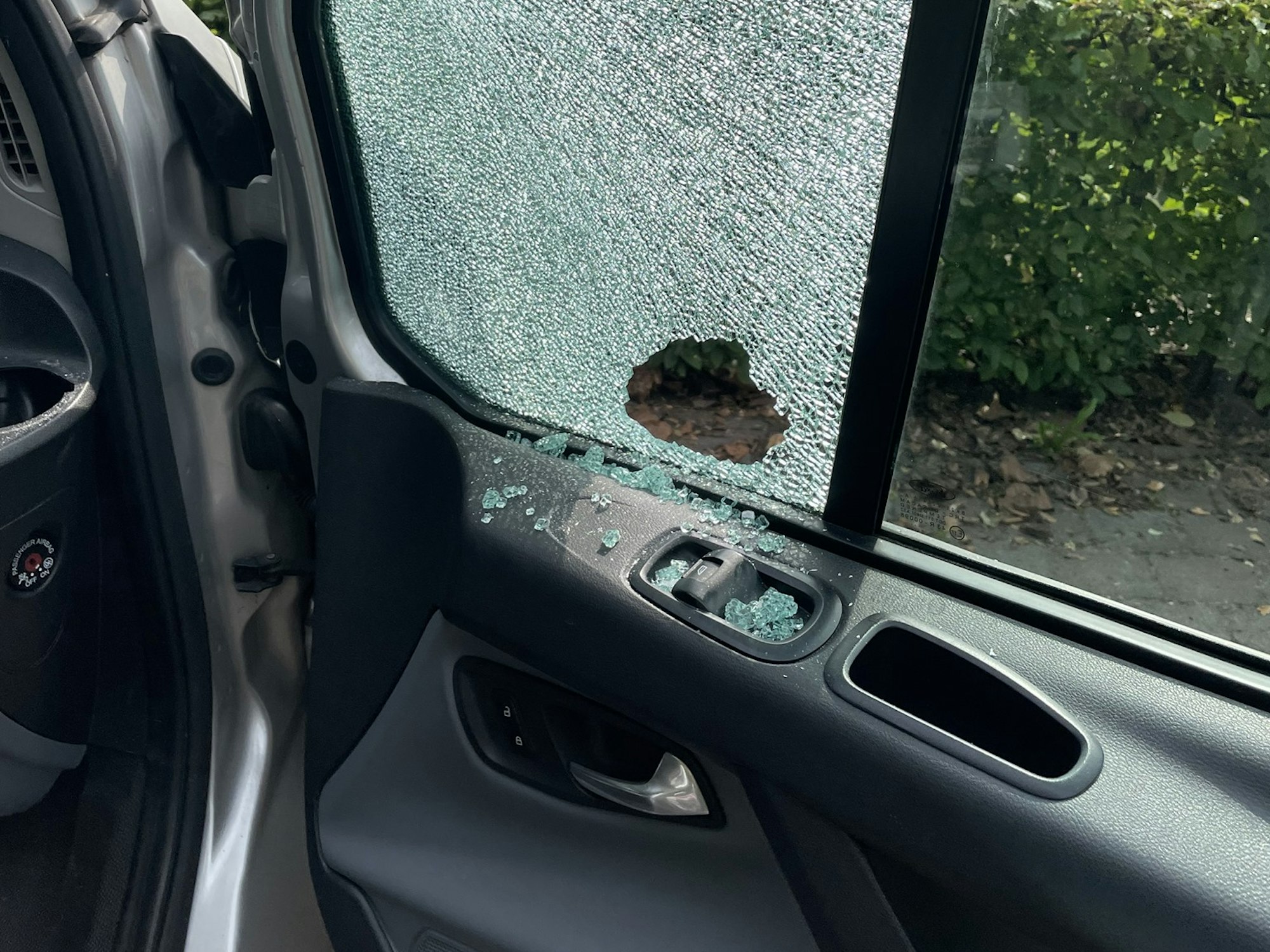 In einer Autoscheibe klafft ein Loch.