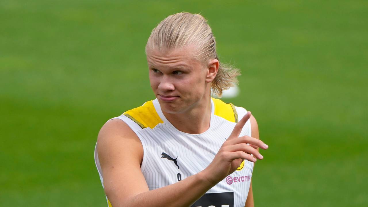 Erling Haaland hebt im Training bei Borussia Dortmund den Finger.