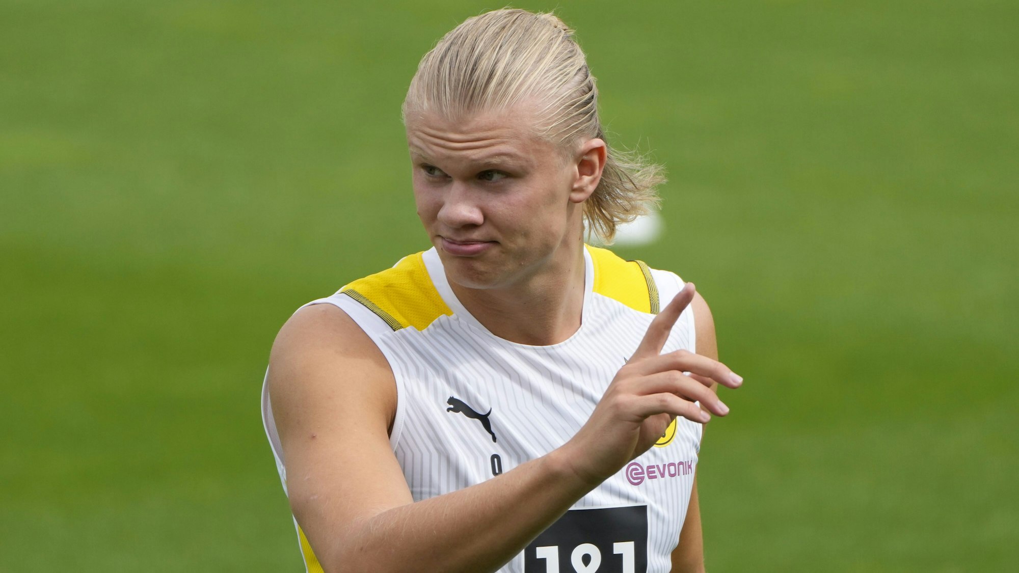 Erling Haaland hebt im Training bei Borussia Dortmund den Finger.