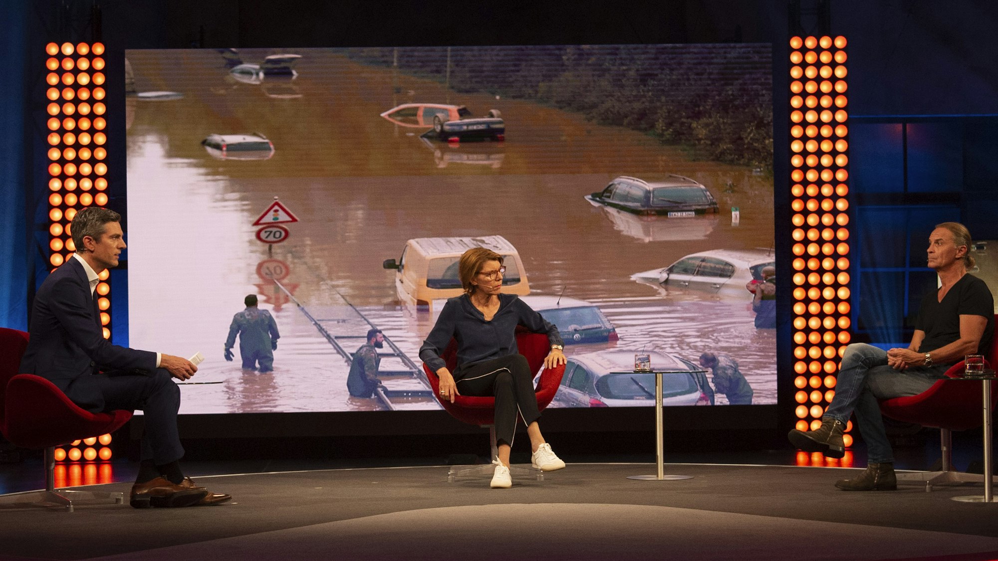 Moderator Ingo Zamperoni (l) ist am 23. Juli im Gespräch mit Moderatorin Bettina Böttinger und "Brings"-Frontman Peter Brings bei der ARD-Benefizgala unter dem Motto „Wir halten zusammen!“ zur Unterstützung der Opfer der Hochwasserkatastrophe.