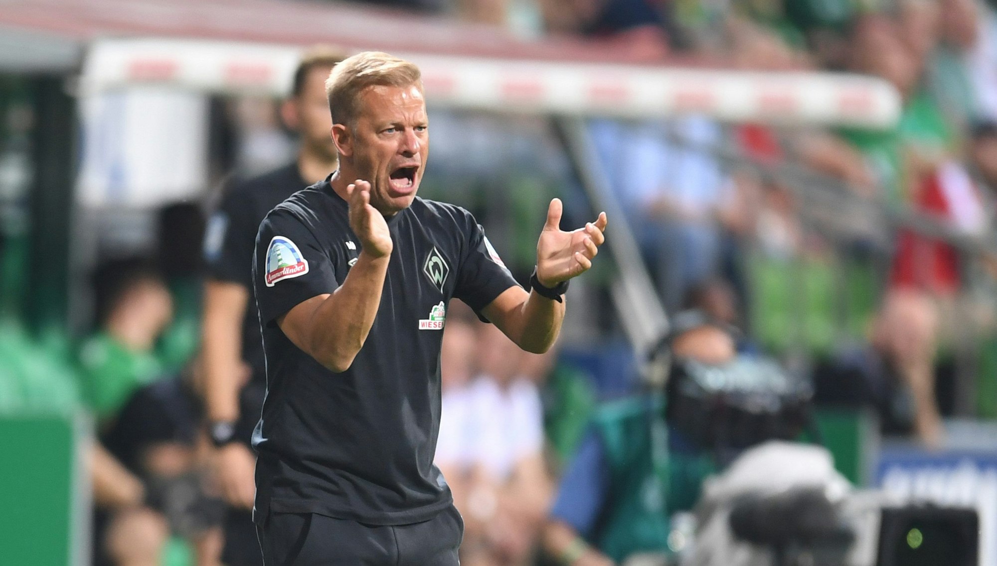 Coach Markus Anfang beim Spiel Werder Bremen gegen Hannover 96 an der Seitenlinie