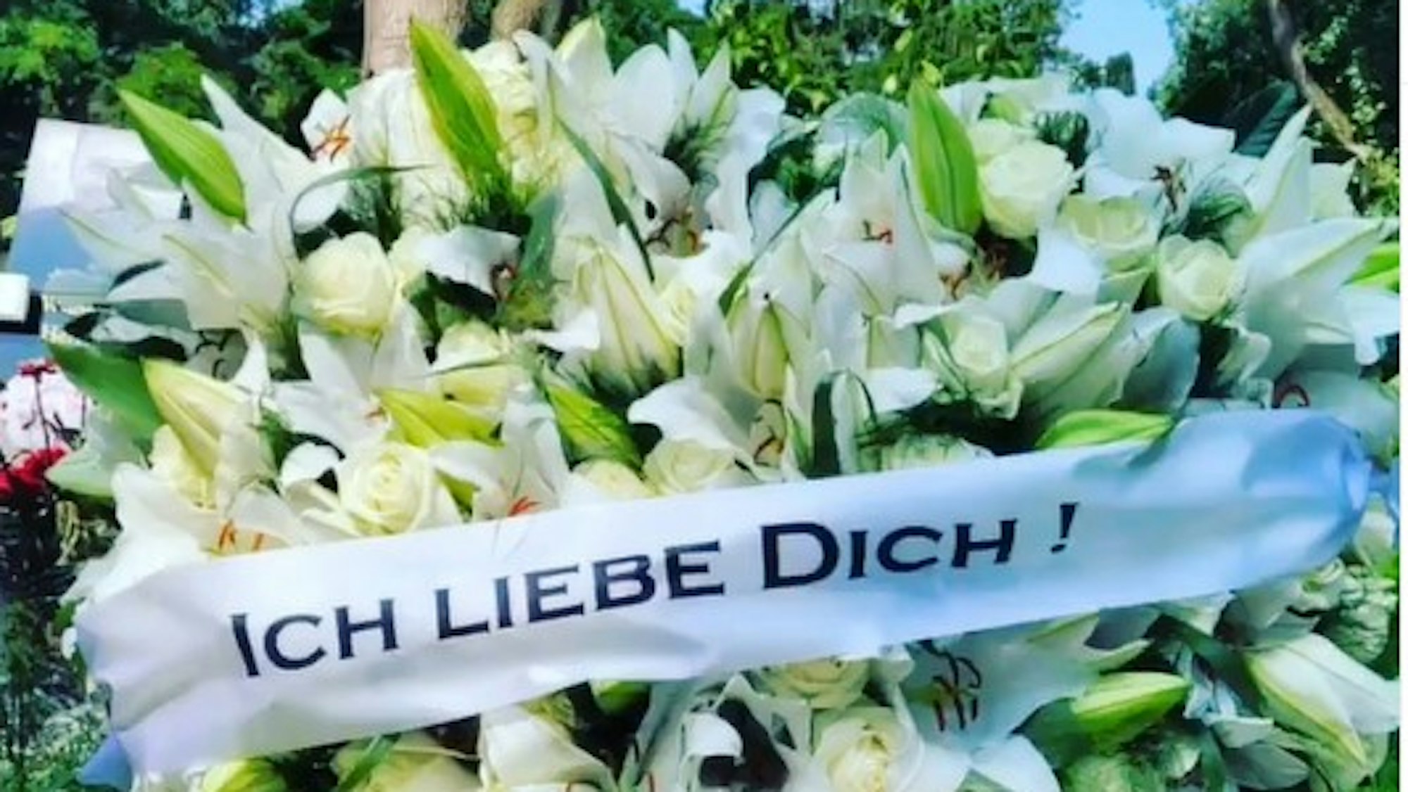 Ein Bukett aus weißen Blumen hat Jasmin Herren zum 3. Hochzeitstag von ihr und Willi Herren (†45) auf Herrens Grab in Köln niedergelegt.