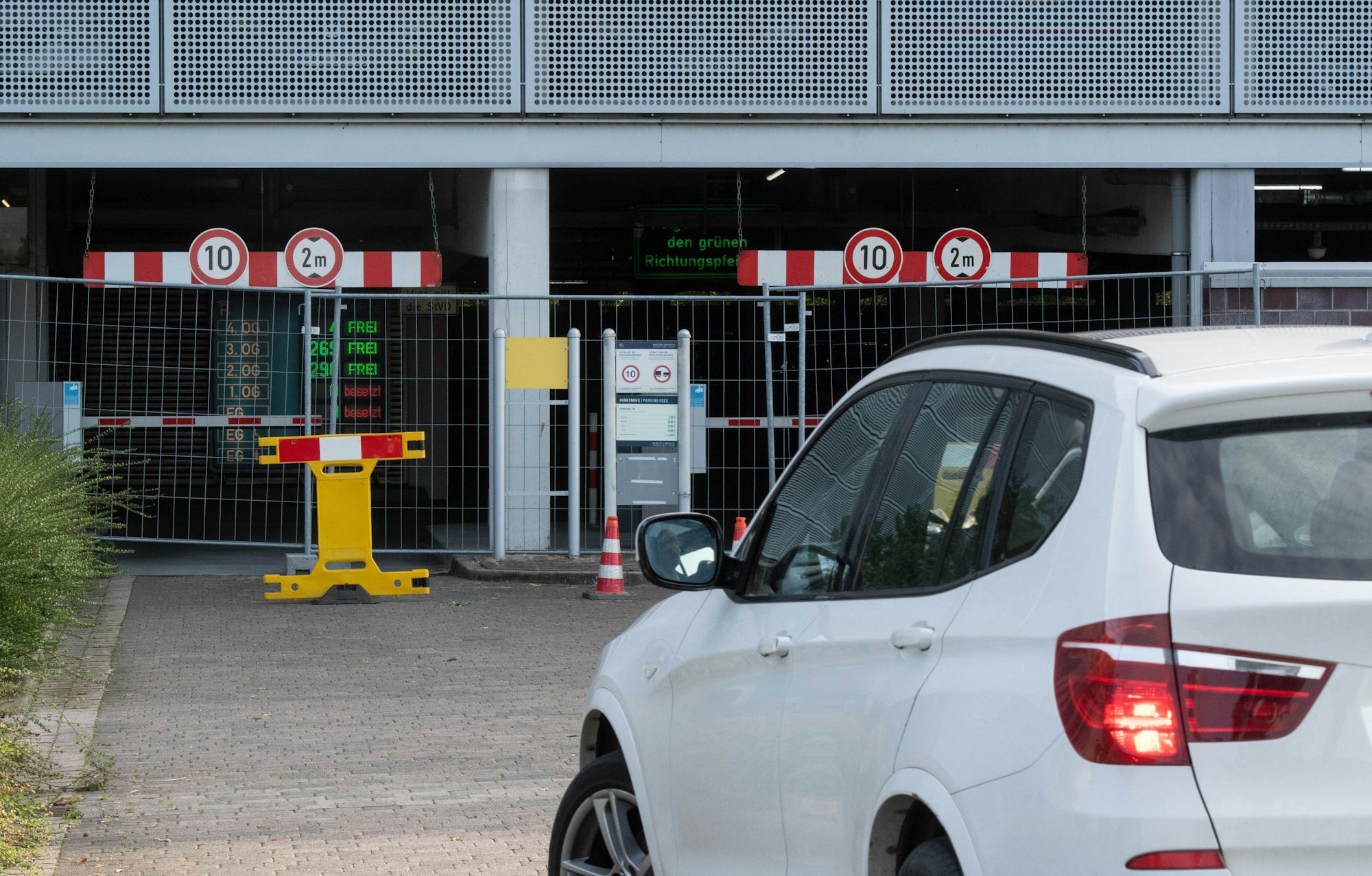Ein PKW wendet vor einem abgesperrten Parkhaus am Flughafen Münster Osnabrück.