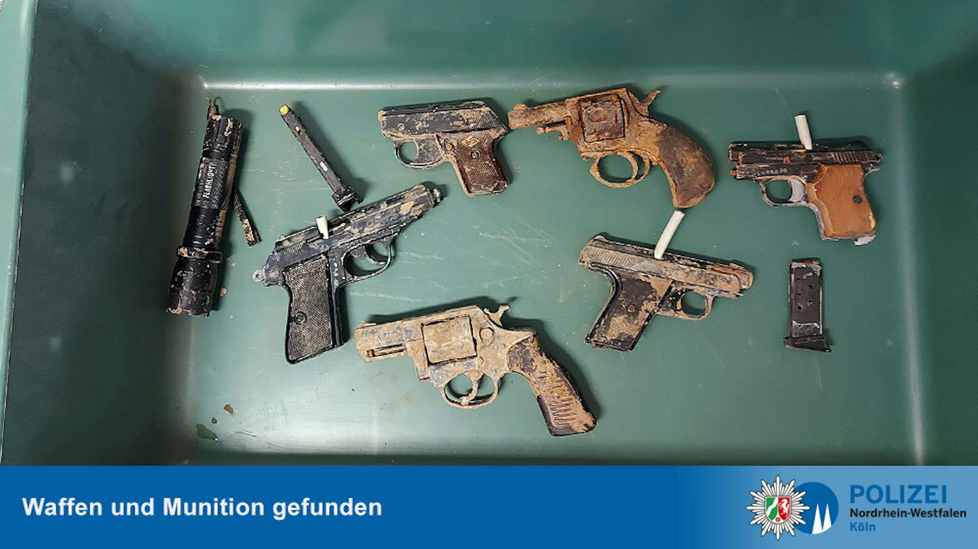 Waffen, die im Katastrophengebiet in den Kreisen Euskirchen und Rhein-Sieg gefunden wurden.