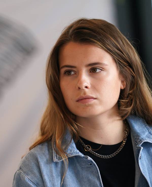 Klima-Aktivistin Luisa Neubauer sitzt während einer Pressekonferenz des Bündnisses Fridays for Future am 23.07.2021 vor dem Symbol eines Tornados.
