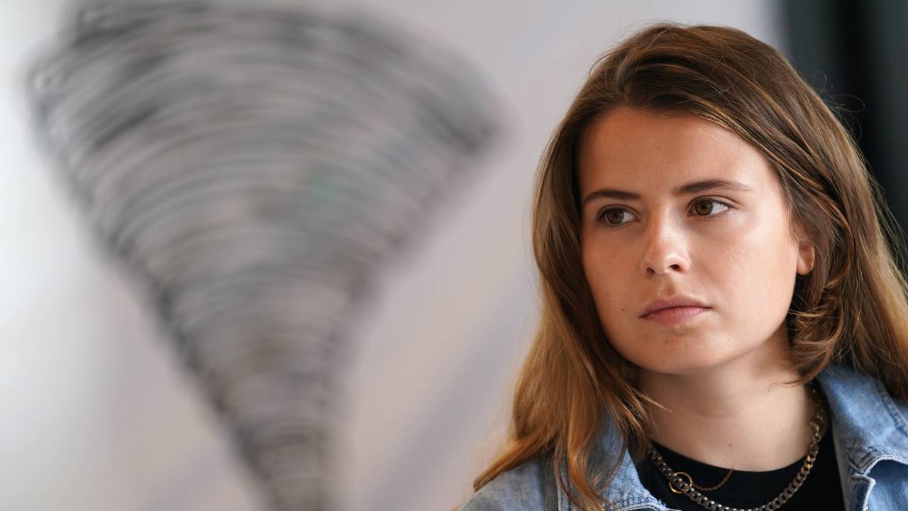 Klima-Aktivistin Luisa Neubauer sitzt während einer Pressekonferenz des Bündnisses Fridays for Future am 23.07.2021 vor dem Symbol eines Tornados.