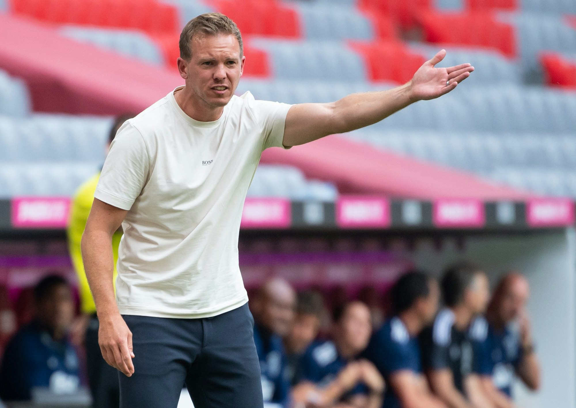 Julian Nagelsmann gibt bei seinem ersten Heimspiel als Trainer von Bayern München Anweisungen am Spielfeldrand.