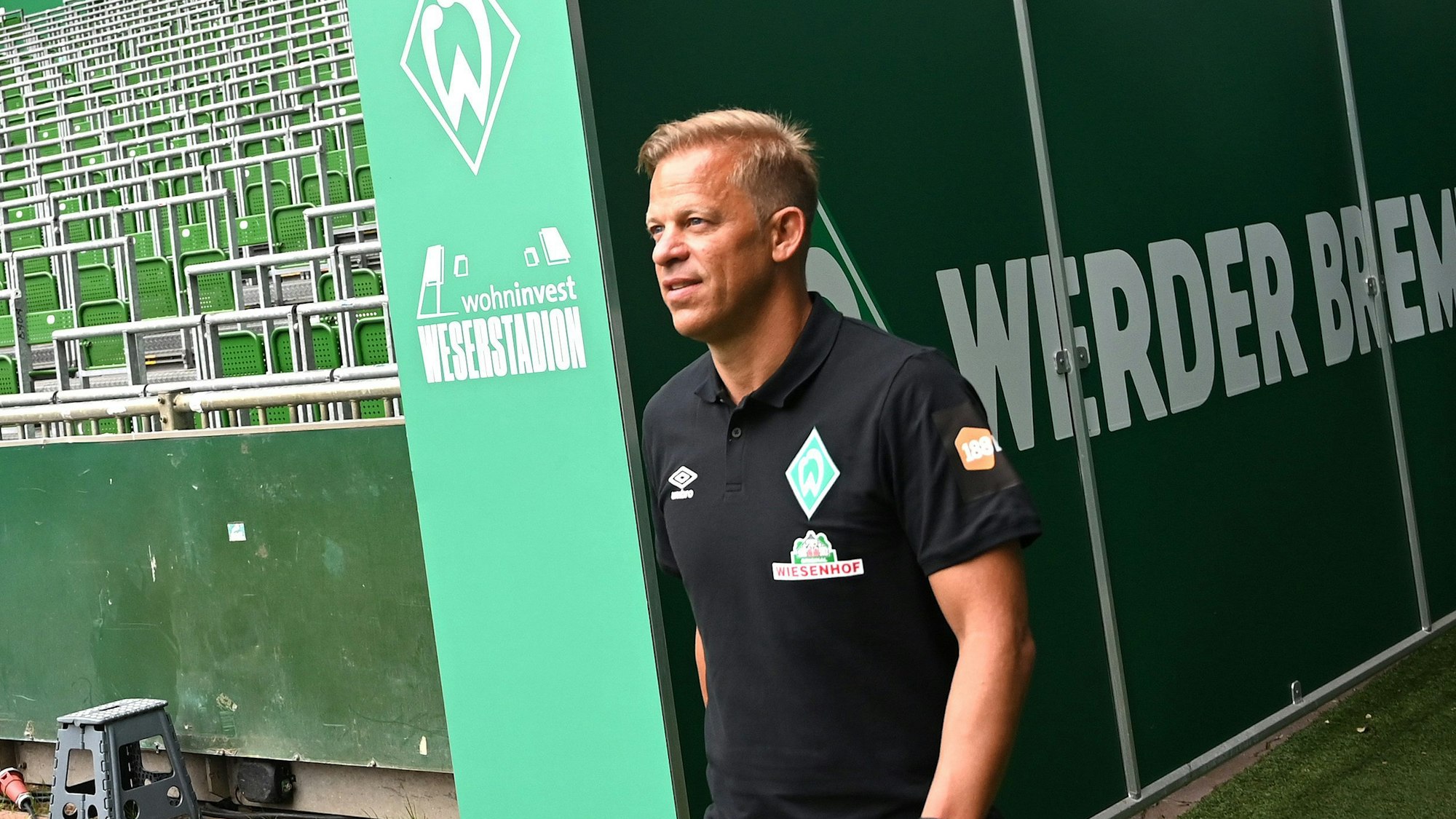 Markus Anfang schaut sich nach seiner Vorstellung, im Weserstadion um.