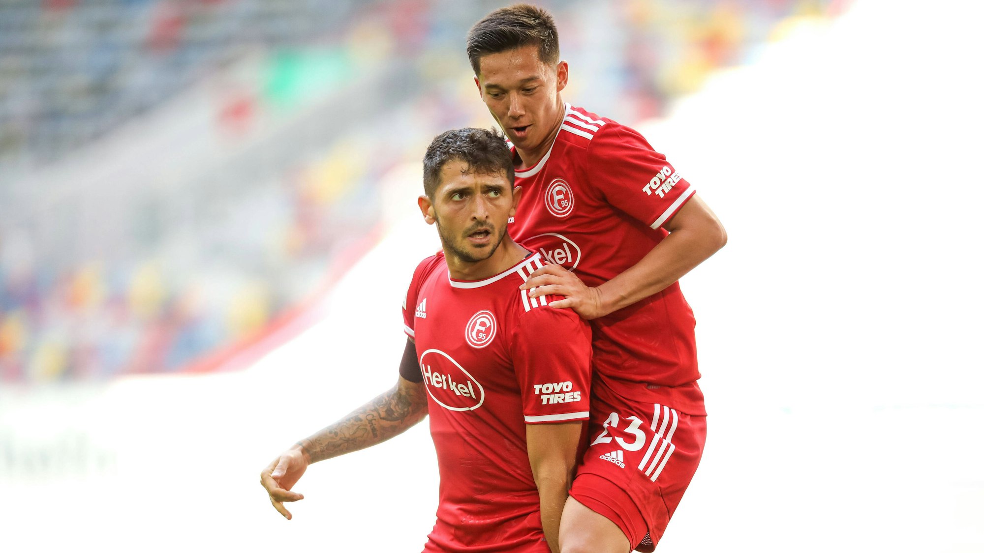 Shinta Appelkamp und Matthias Zimmermann bejubeln ein Tor von Fortuna Düsseldorf.