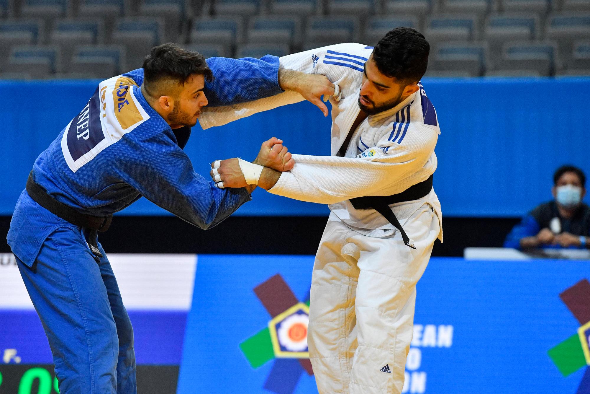Judoka Tohat Butbul kämpft bei der EM gegen Fabio Basile.